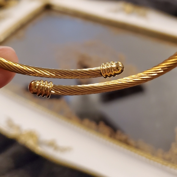 💛Gold initial E heart charm bracelet - Picture 4 of 8